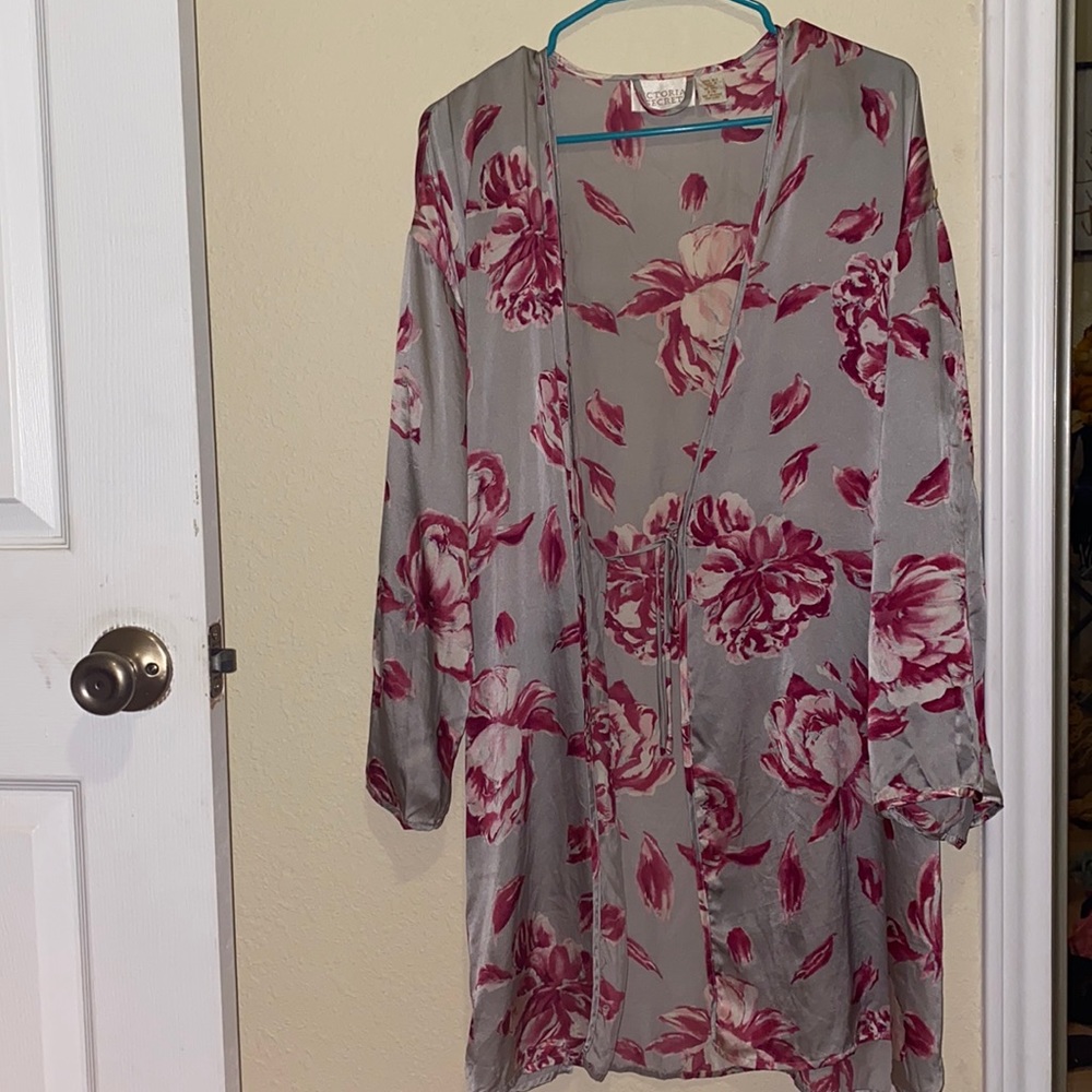 Victoria secret gold label robe 100% silk